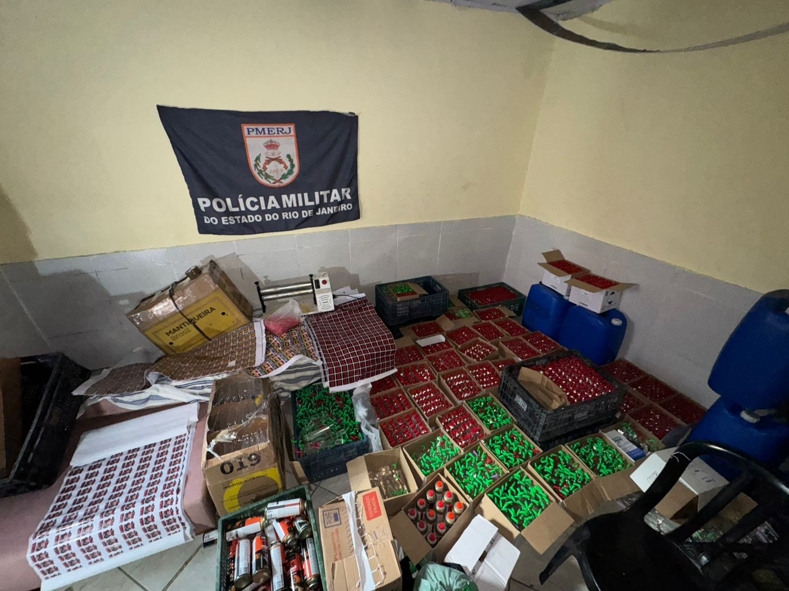 16º BPM apreende 2.500 frascos de Lança Perfume na Comunidade Furquim Mendes com ajuda do Disque Denúncia